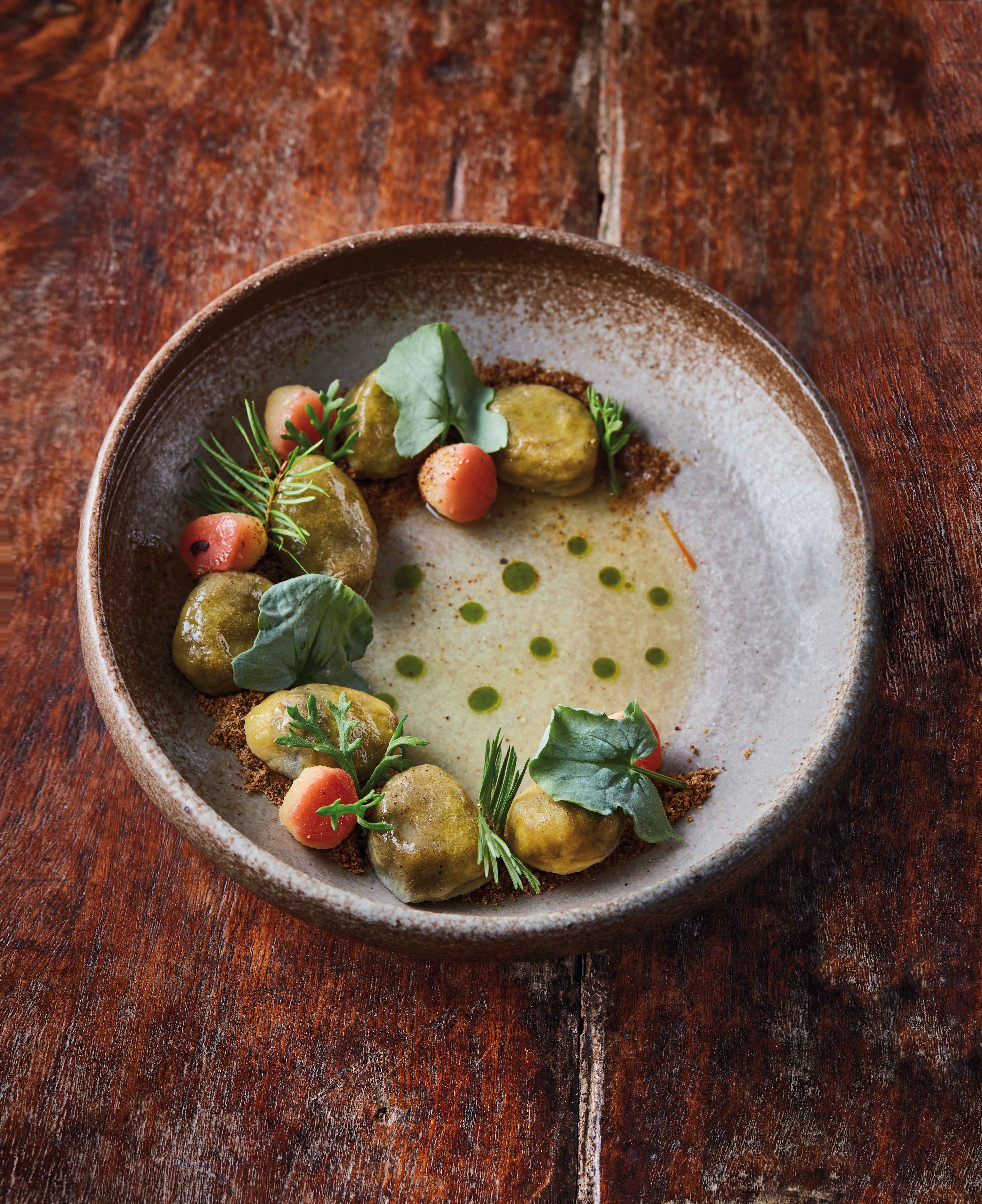 Holzkohle-Safran-Tortellini